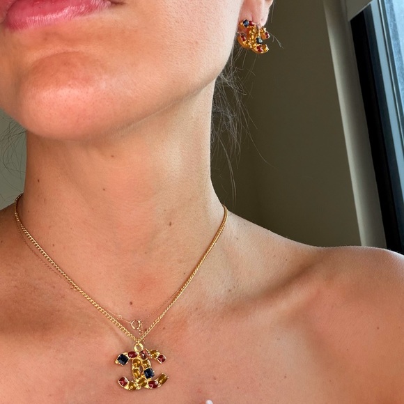 🍁✨CHANEL Gold-Tone CC Pendant Necklace with Multicolor Gem Accents - Picture 14 of 14